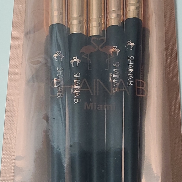 SHAINA B. Miami
5 Piece Brush Set -
Brushes: C - Picture 5 of 6
